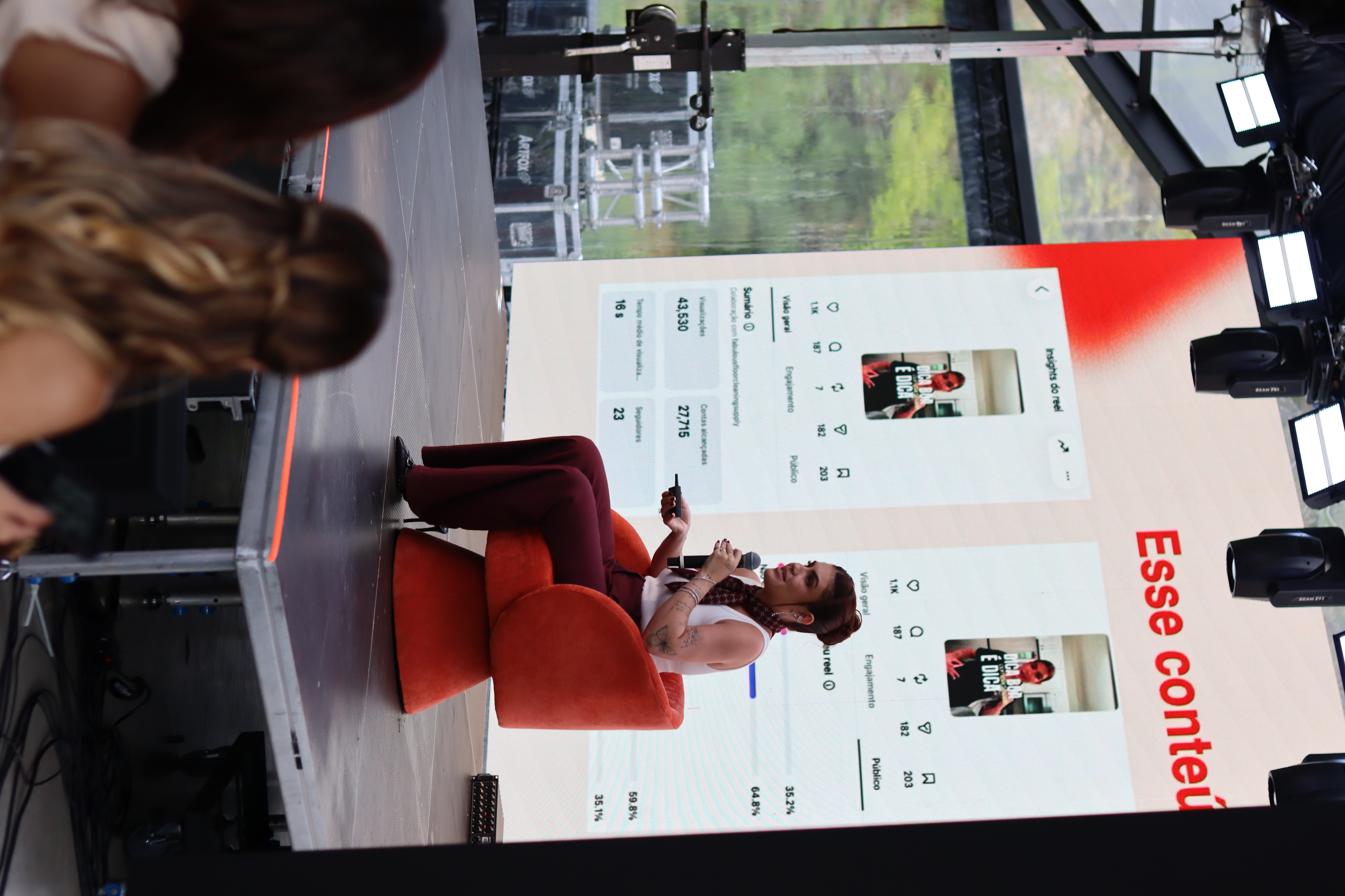 Amanda Seabra falando ao vivo em evento